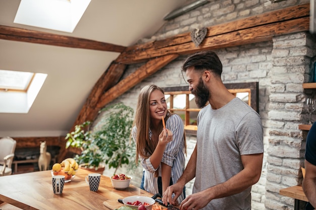 Gelukkig stel dat elkaar gezelschap houdt in de keuken