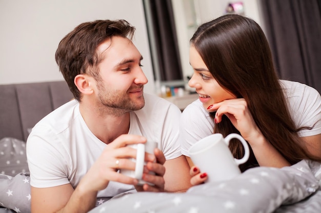 Gelukkig stel dat plezier heeft in bed