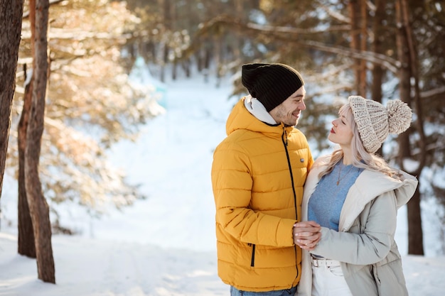 Gelukkig stel ik warme kleren brengt tijd buitenshuis door in de kopieerruimte van het winterbos