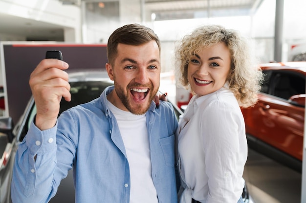 Gelukkig stel in een autodealer