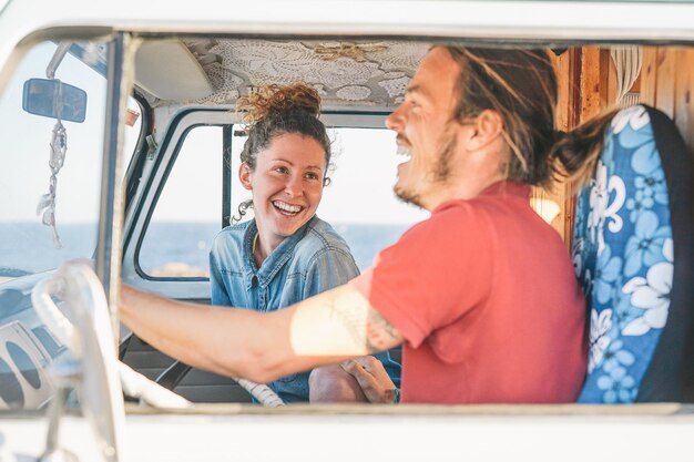 Foto gelukkig stel in een caravan.