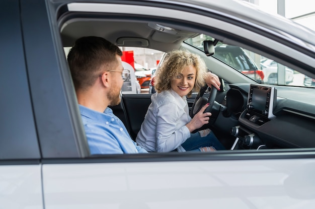 Gelukkig stel in hun nieuwe auto