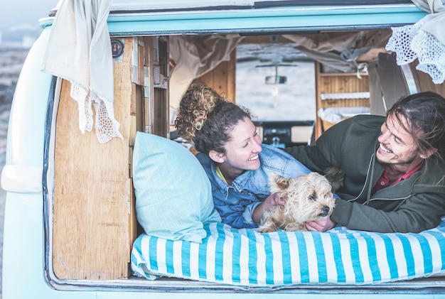 Foto gelukkig stel met hond ontspant in voertuig