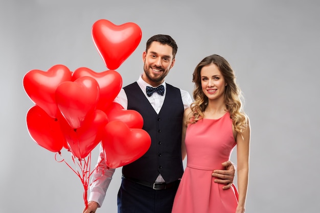 gelukkig stel met rode hartvormige ballonnen