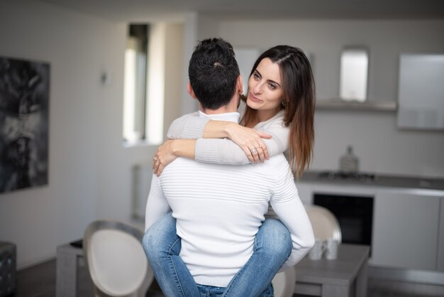 Gelukkig stel samen in huis