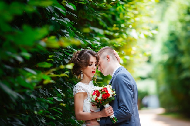 Gelukkig stel. Trouwfoto. Het paar is verliefd.