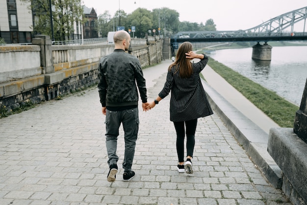 Foto gelukkig stel. verliefde paar genieten in momenten van geluk in het park. liefde en tederheid, dating, romantiek. levensstijl concept