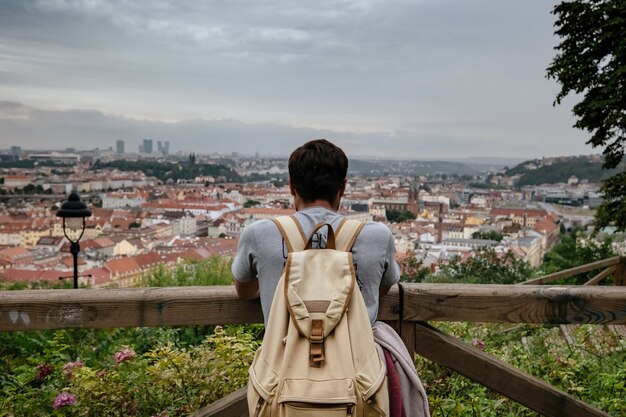 Gelukkig stijlvolle toerist kijken naar Praag, Tsjechië. Knappe bebaarde man die in Europa reist.