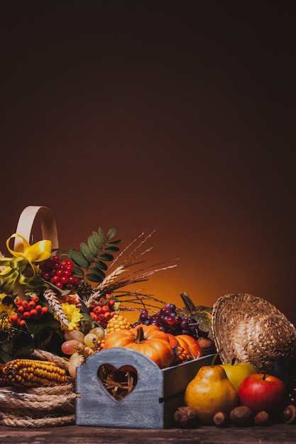 Foto gelukkig thanksgiving stilleven. fruit, noten en groenten, vallen gewas op tafel. ruimte kopiëren