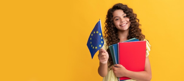 Gelukkig tiener meisje studie met school werkmappen houden europese unie vlag schengen visa banner van schoolmeisje student schoolkind leerling portret met kopie ruimte
