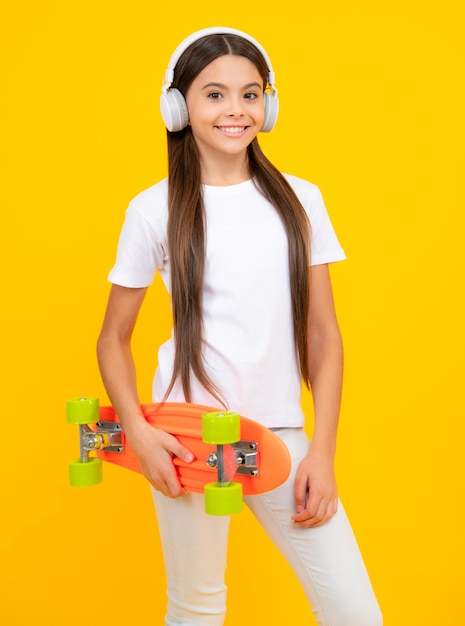 Gelukkig tiener portret Studio shot van trendy tiener mannequin in casual look tiener jeugd hipster stedelijke levensstijl kind meisje in straatstijl in hipster kleding met een skateboard