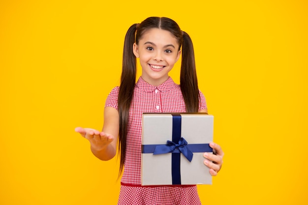 Gelukkig tiener positieve en lachende emoties van tiener meisje Kind met geschenk huidige doos op geïsoleerde studio achtergrond Gifting voor kinderen verjaardag