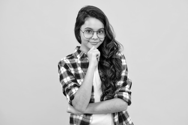 Gelukkig tiener positieve en lachende emoties van tienermeisje Mooie tienermeisje in studio Kind meisje portret