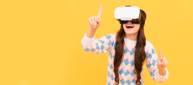 Gelukkig tienermeisje draagt een vr-bril met behulp van toekomstige technologie voor onderwijs in virtual reality 3d-gadget Banner van kindmeisje met virtual reality vr-headset studioportret met kopieerruimte