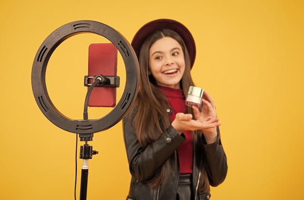 Gelukkig tienermeisje gebruik selfie led kid beauty blogger jeugdgeluk kind make-up