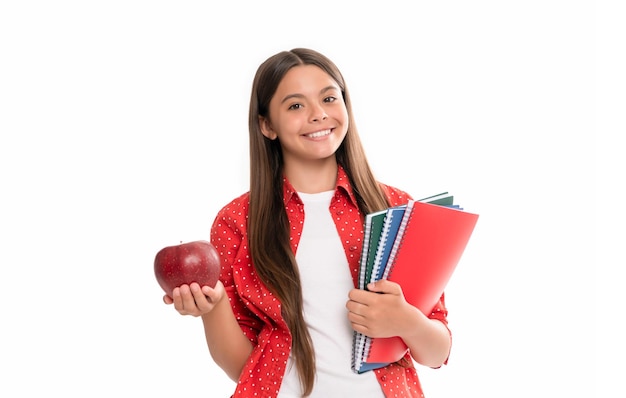 Gelukkig tienermeisje houdt schoolboek vast voor studeren en appellunch geïsoleerd op witte school