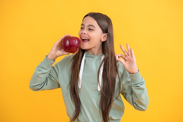 Gelukkig tienermeisje met appelvitamine op achtergrondfoto van tienermeisje met appelvitamine