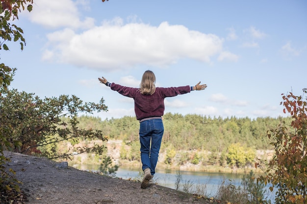 Gelukkig tienermeisje op de top van montage en vrij voelen en kijkend naar het blauwe meer