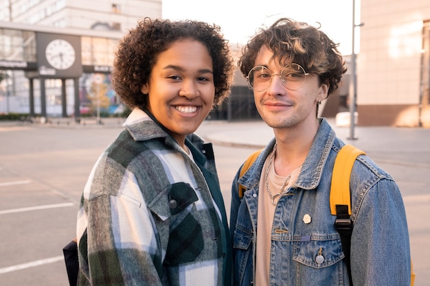 Foto gelukkig tienermeisje van gemengd ras en haar blanke vriend in vrijetijdskleding