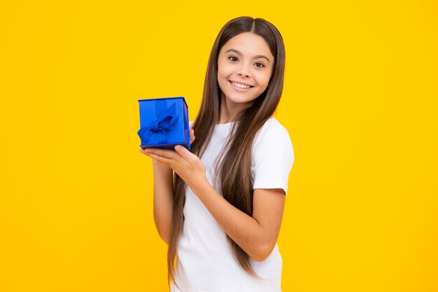 Foto gelukkig tienerportret leuk tienerkindmeisje feliciteren met valentijnsdag die romantische geschenkdoos geeft huidige groet en verjaardagsconcept cadeau doen glimlachend meisje