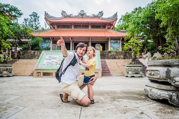 Gelukkig toeristen vader en zoon in LongSon Pagoda