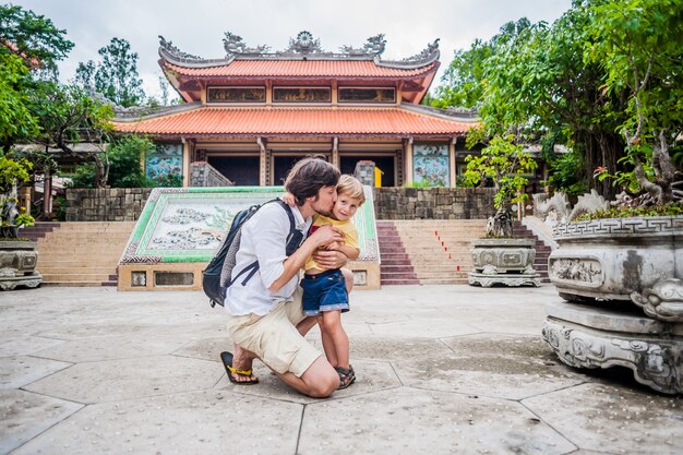 Gelukkig toeristen vader en zoon in LongSon Pagoda