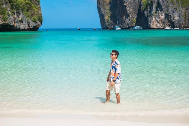 Gelukkig toeristische man op Maya Bay strand op Phi Phi eiland Krabi Thailand landmark bestemming Zuidoost-Azië Reizen vakantie en vakantie concept