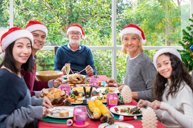 Gelukkig uitgebreide familie van meerdere generaties die samen dineren om samen kerstvakantie te vieren
