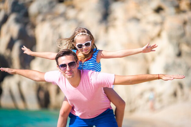 Gelukkig vader en meisje genieten van zomervakantie