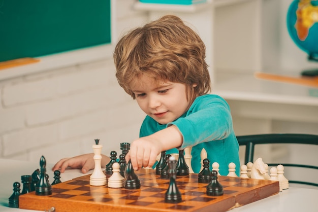 Gelukkig vader en zoon onderwijs en leren mensen concept leerling en leraar schaaksucces en winni