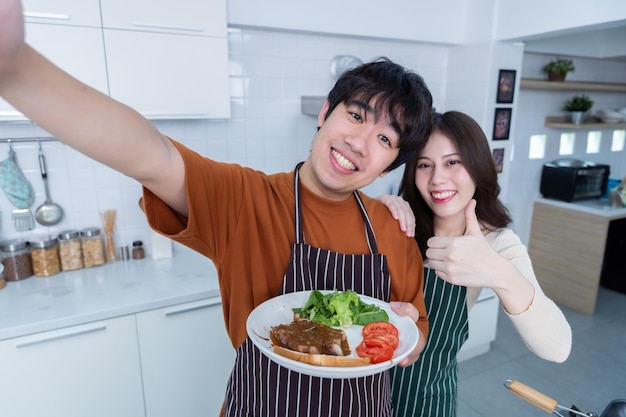 Foto gelukkig van het liefhebben van jonge aziaten neem een selfie met een smartphone van het hebben van plezier staan