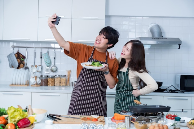 Foto gelukkig van liefhebbende jonge aziatische neem een selfie met een smartphone van het hebben