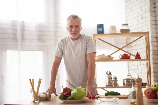 Gelukkig Veganistisch Grootvader Koken Binnenlands Voedsel.