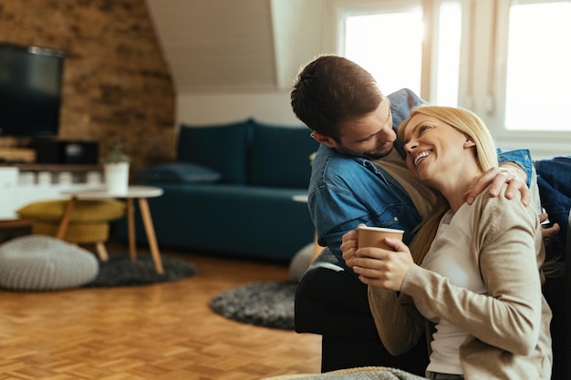 Gelukkig verliefd stel dat genegenheid toont terwijl ze thuis met elkaar praten