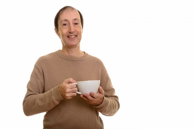 gelukkig volwassen man die lacht terwijl het houden van koffiekopje