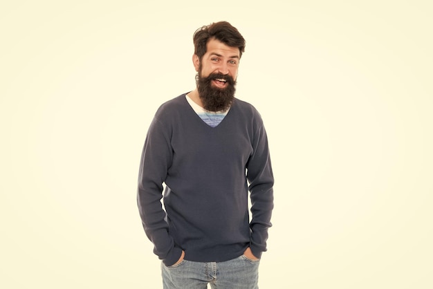 Gelukkig volwassen man met baard geïsoleerd op witte achtergrond mode