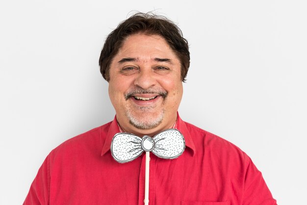 Gelukkig volwassen man met een papieren bowtie