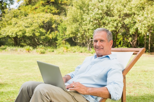 Gelukkig volwassen man met laptop