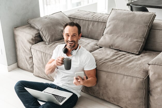 Gelukkig volwassen man praten op mobiele telefoon