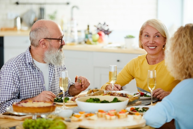 Gelukkig volwassen vrienden samen eten