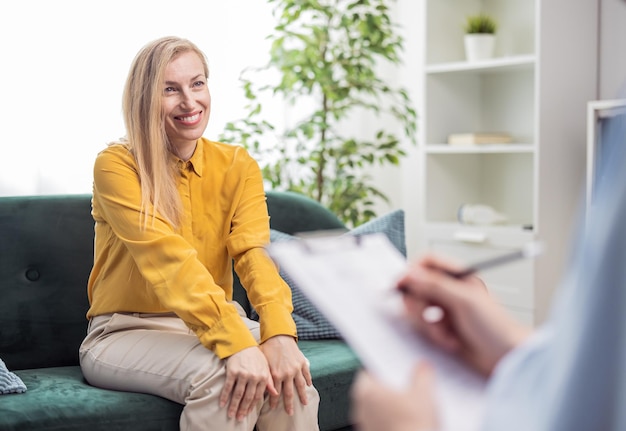 Gelukkig volwassen vrouw die lacht patiënt van