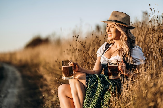 Gelukkig vrij blond meisje buitenshuis