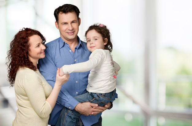 Gelukkig vrij vrolijke familie op achtergrond