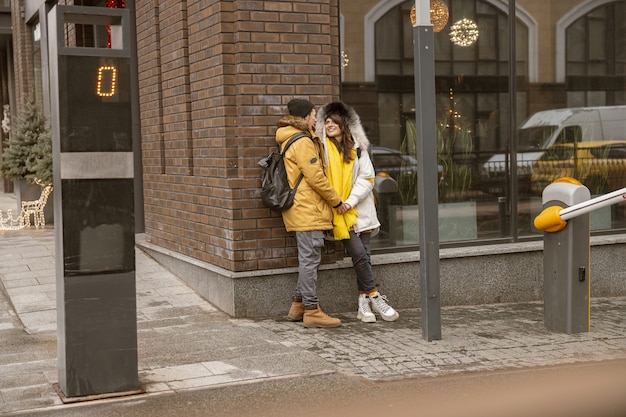 Gelukkig vrolijk en jong Kaukasisch paar hebben plezier tijdens het daten samen buiten in een stad