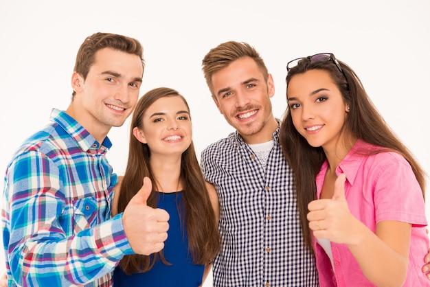 Gelukkig vrolijke groep duimen opdagen