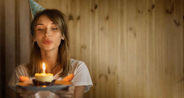 Gelukkig vrolijke jonge vrouw die lacht op haar verjaardag