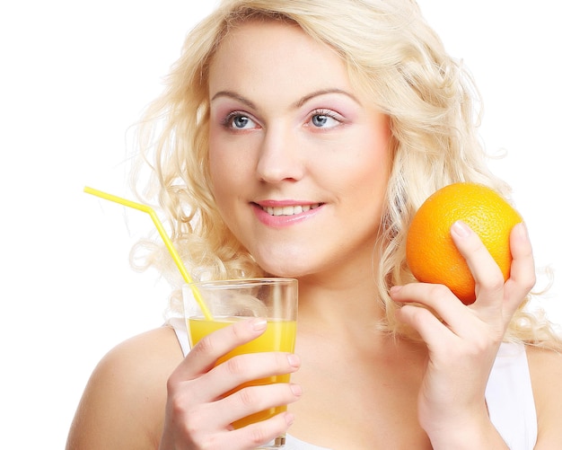 Gelukkig vrouw het drinken jus d'orange