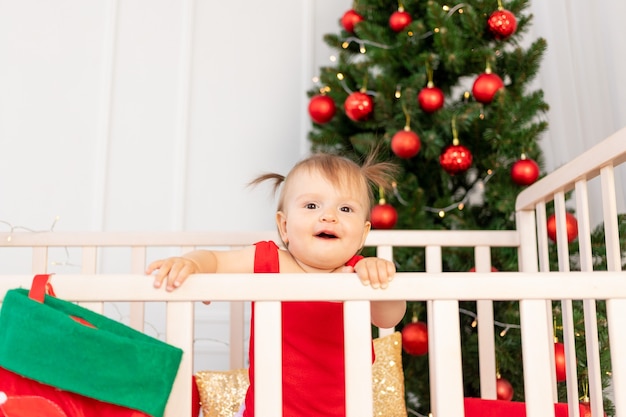 Gelukkig weinig baby zittend in een wieg