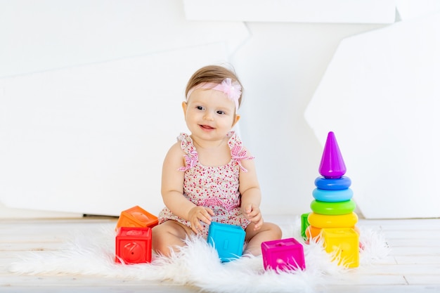 Gelukkig weinig babymeisje spelen met speelgoed