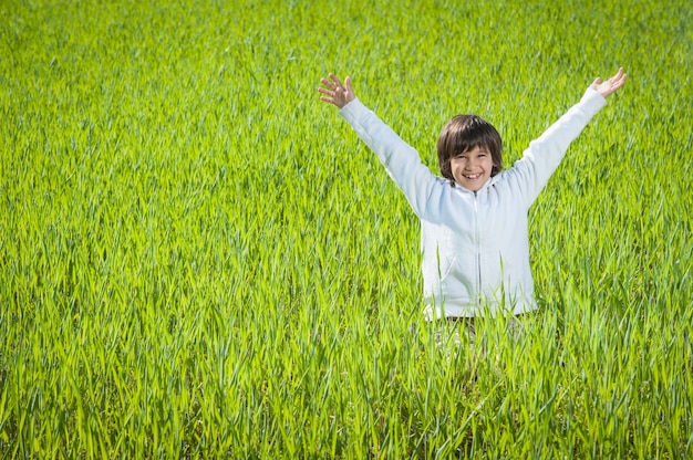 Gelukkig weinig jongen op mooie groene gele grasweide